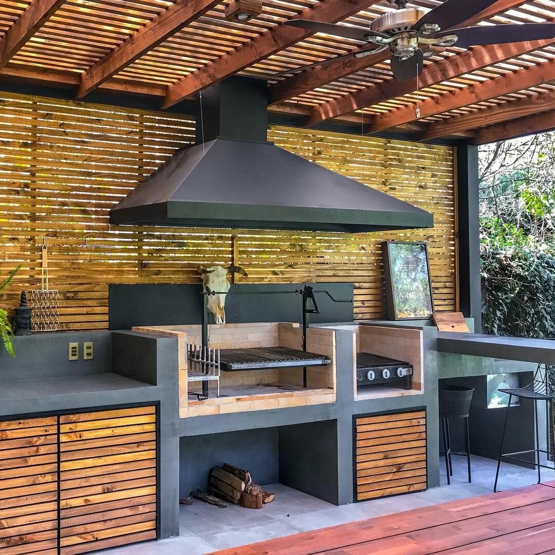 Летняя кухня с барбекю мангалом на даче.
